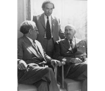 מימין לשמאל: ד"ר חיים ויצמן, ד"ר בנימין מ. בלוך ומאיר וייסגל