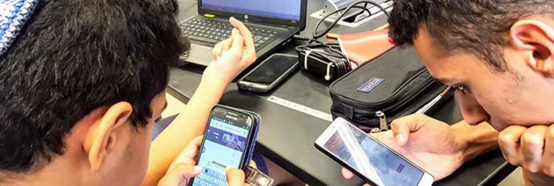 התלמידים נכנסים למערכת באמצעות סמארטפונים, טאבלטים או מחשבים ניידים, ומקבלים משוב מיידי על עבודתם