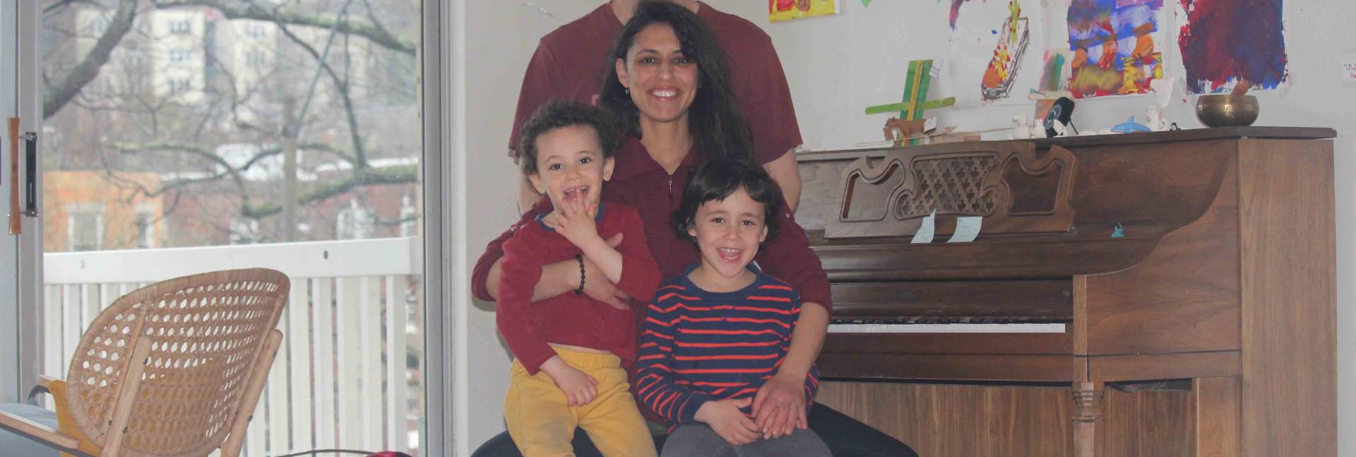 ד"ר דן דוידי עם אשתו ושני ילדיו בבוסטון. "ראינו פוסט בפייסבוק על משפחה שמוסרת פסנתר, ועכשיו כולנו לומדים לנגן"