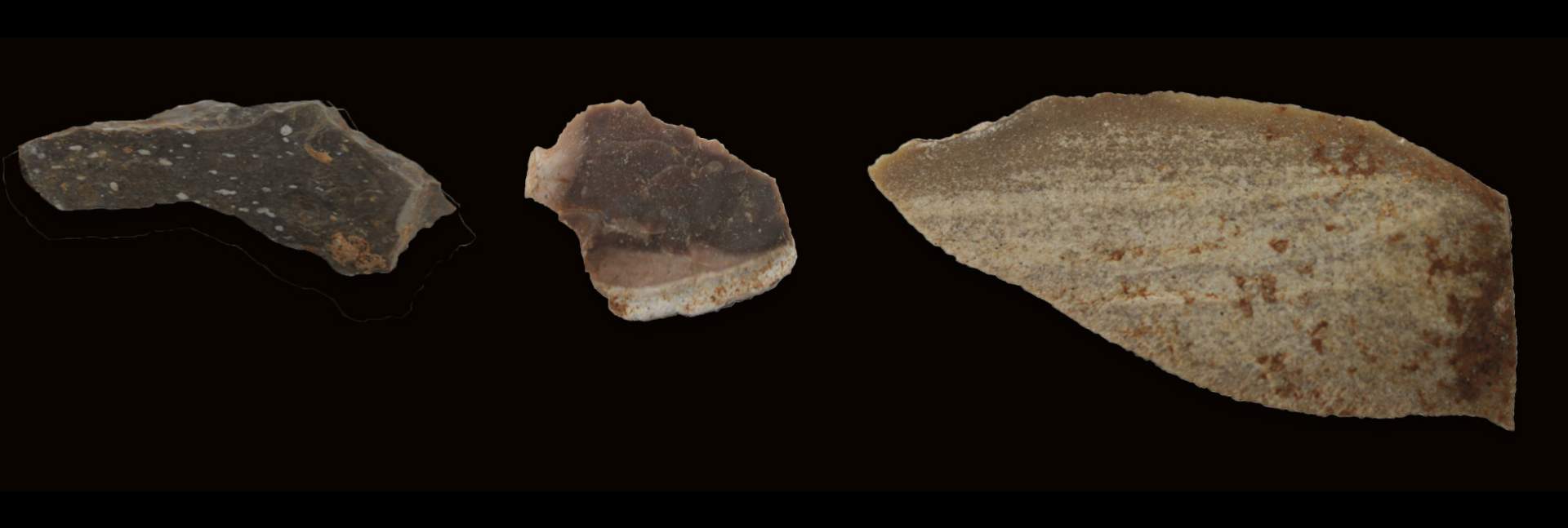 שלושה פריטים ארכיאולוגיים, שלוש דרגות חום שונות (מימין, ללא התאמת קנה מידה): להב, נתזים מסותתים ורסיסי צור שניתזו באופן ספונטני