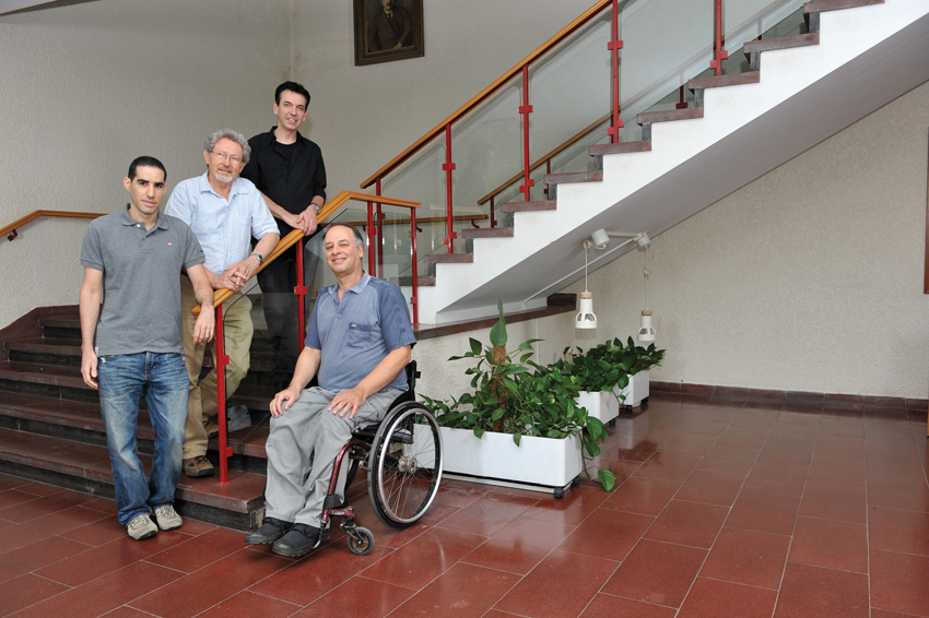 מימין: פרופ' עילם גרוס, פרופ' עמוס ברסקין, עופר ויטלס ופרופ' אהוד דוכובני. חומר אפל