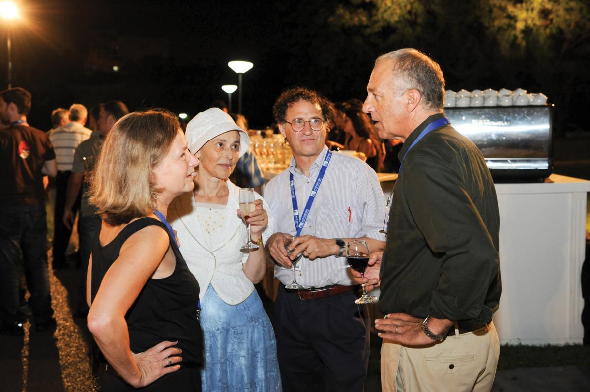 מימין: פרופ' דוד הראל, חתן פרס ישראל לשנת 2004, עם פרופ' נחום דרשוביץ מאוניברסיטת תל אביב ואשתו שולמית, וד"ר ריבי שרמן, לשעבר מנכ"ל "נגבטק" וסמנכ"ל טכנולוגיות בחברת "נייס"