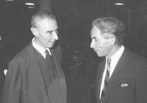 ד"ר בנימין בלוך (מימין) עם רוברט אופנהיימר, קיץ 1958