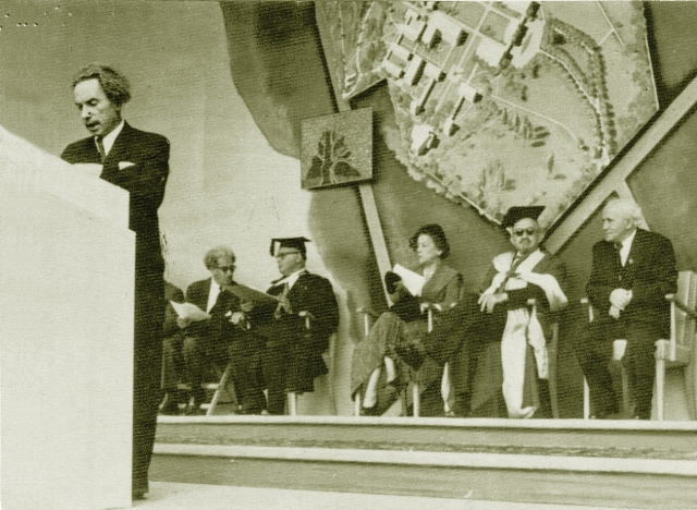ד"ר בלוך נואם בחנוכת מכון ויצמן. יושבים מימין: דוד בן-גוריון, חיים וורה ויצמן, 1949
