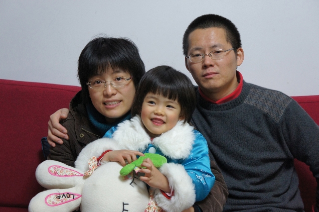 מינג'ון לי ויצ'ון קסו עם בתם יו-יאנג. משפחה מורחבת