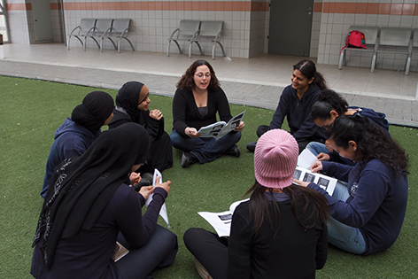 הסטודנטית גליה זר כבוד עם תלמידים בבית הספר הערבי למדעים ולהנדסה "אורט" בלוד