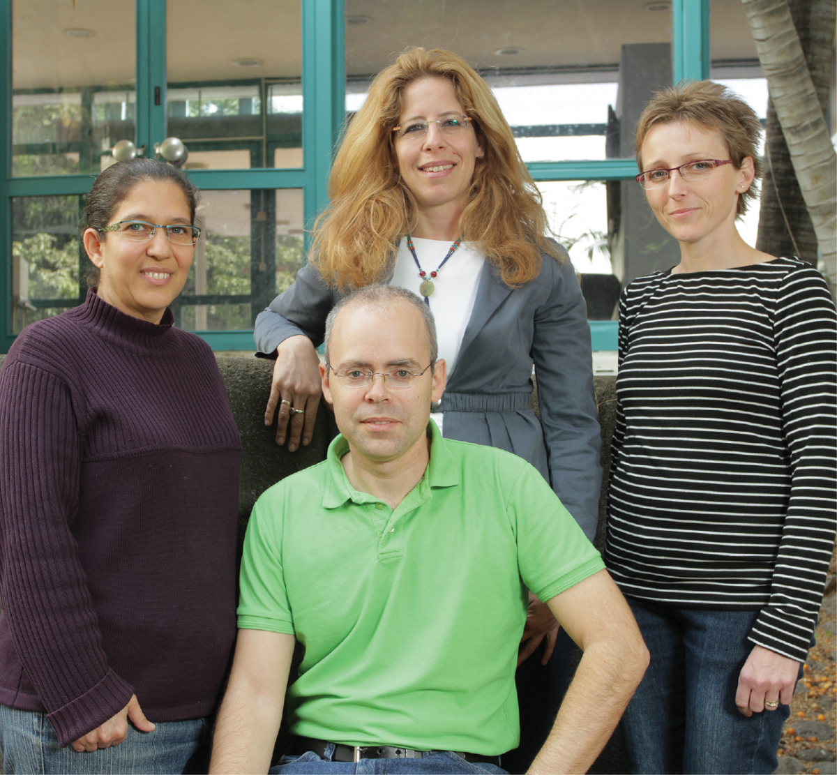 מימין: מריה פוזשי לוי, ד"ר מיכל שרון, ישי לוין וגילי בן-ניסן. גמישות