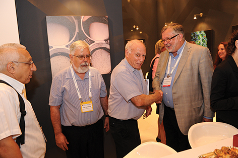 מימין‭: ‬ד‭"‬ר‭ ‬ולאדס‭ ‬בומליס‭, ‬מנכ‭"‬ל‭ "‬נורת‭'‬ווייס‭ ‬ביוטק‭-‬פארמה‭", ‬עם‭ ‬פרופ‭' ‬דוד‭ ‬מירלמן‭ ‬ופרופ‭' ‬חיים‭ ‬גרטי