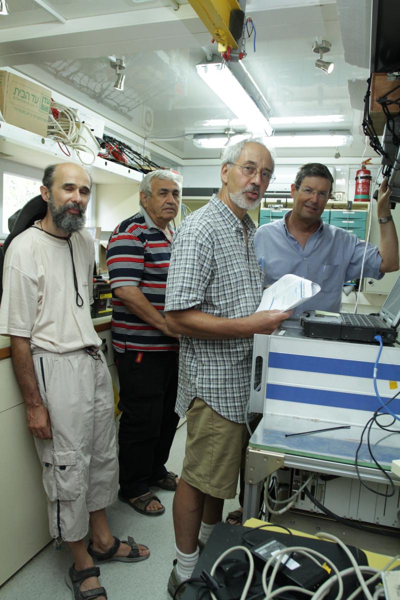 מימין: פרופ' דן יקיר, ד"ר ג'ים גרינברג, אברהם פלנר וד"ר פדור טטרינוב במעבדה הניידת