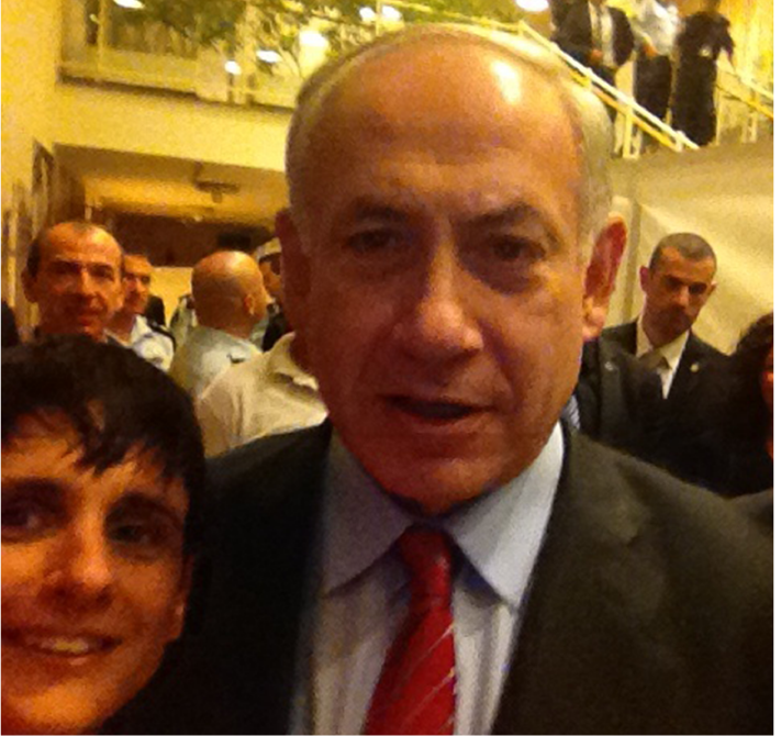 תמונת "סלפי" של ד"ר איילת ארז וראש הממשלה, בנימין נתניהו ביום המדע הישראלי
